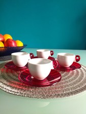 "GUZZINI" 4 tazze con 4 piattini, colore rosso e bianco, porcellana e plastica.