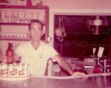 Foto d'epoca anni 50 bar man
