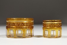 Zwei Glasdöschen Wohl