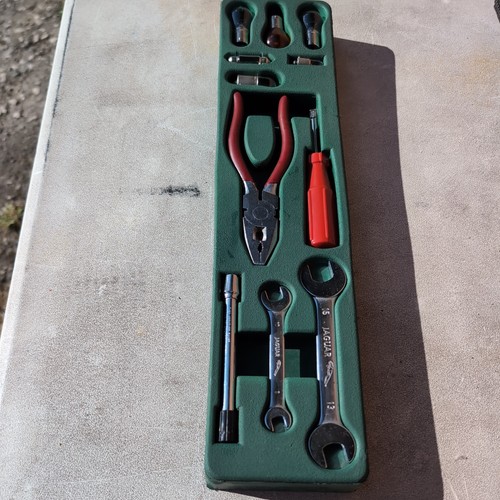 Kit attrezzi sottocofano