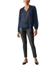 Camicetta donna Sanctuary in posa con cravatta e cravatta