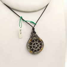 Collana da uomo in filo cerato con pendente rosa dei venti e timone