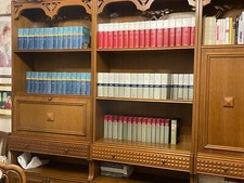 Libreria e scrivania con poltrona ergonomica