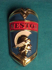 Nestor distintivo testa