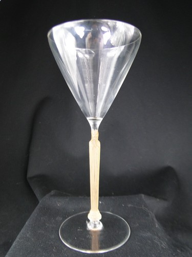 Rare verre sur pied clos - rare,