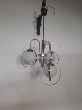 Lampadario Anni 70 In Acciaio Cromato E Tre Bocce In Vetro Bianco Satinato.