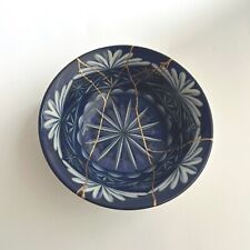 Ciotola giapponese con disegno bianco su blu con l'arte Kintsugi.   