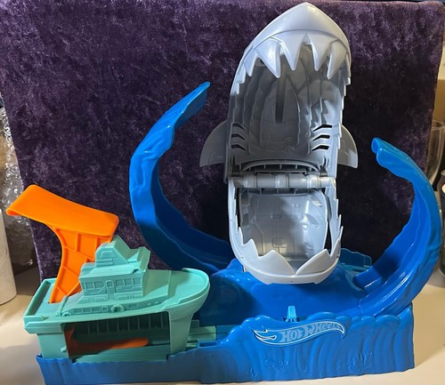 Hot wheels shark - hot, escape