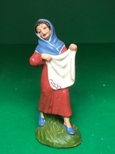 LAVANDAIA CHE STENDE I PANNI