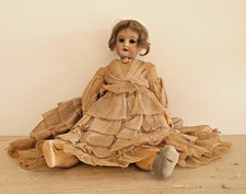 Bambola dal corpo snodabile in legno e testa in biscuit pizzo e merletti