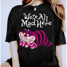 T-shirt nera unisex Disney Cheshire gatto siamo tutti pazzi qui