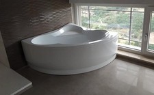 vasca angolare moderna, nuova mai installata, misure 135 x 135