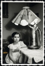 dolce ragazza in strana luce