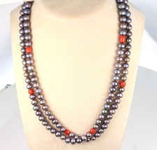 Collana con perle e coralli.