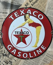 INSEGNA SMALTATA PORCELLANA 12 POLLICI PIN-UP STAZIONE POMPA BENZINA TEXACO 1952 VINTAGE