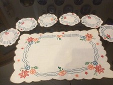 Centri /sottobicchieri ricamati a mano in lino. NUOVI, UNICI.