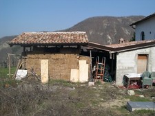Piccola cabane in legno da giardino per ricovero attrezzi completo di tetto