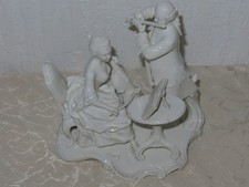 Statuina in porcellana bianca