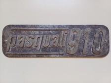 VECCHIA TARGA INSEGNA IN FERRO MOTORE AGRICOLO "PASQUALI 910" DA COLLEZIONE 