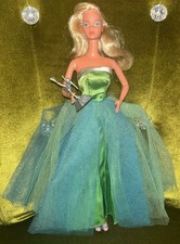 Barbie baciata in abito verde