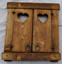 Finestra in legno con grata in ferro battuto e scuri traforati -G-