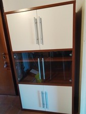 Libreria con vetrina. ante bianche, colore mogano con vetri