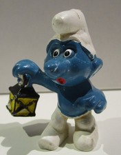 402-PUFFI-PUFFO CON LANTERNA-LANTERNA NERA-2.0024-W.GERMANY © PEYO (EMBLEMA)