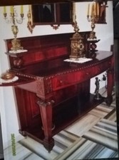 Servante/buffet inglese con due ampi cassetti e mezze lune laterali estraibili.