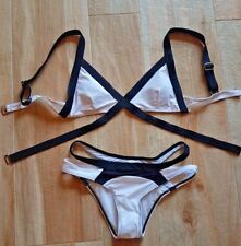 Costumi da bagno donna sexy tagliata, bikini bianco e nero incrocio bandage