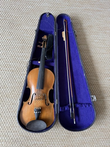 Vecchio violino con arco e - vecchio,