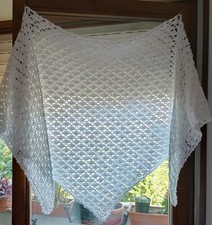 SCIALLE Sciarpa triangolare FATTO A MANO uncinetto - bianco satinato cangiante