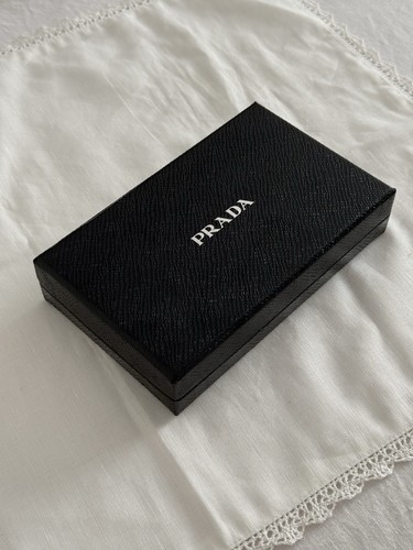 Prada scatola vuota perfetta - prada,