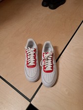 Scarpe Nike da ragazzo bianche con scritte rosse