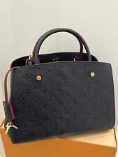 Borsa a mano/a spalla Louis Vuitton Montaigne MM Colore Blu con dettagli Rossi.