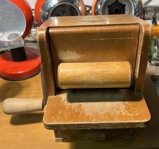 Grattuggia Formaggio/pane Vintage In Legno marca LARIANA , Ottima