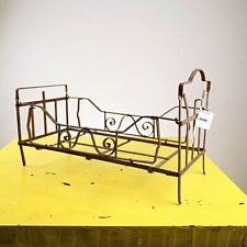 letto artigianale per bambole vintage in metallo