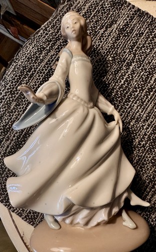 Bellissima statuina elegante