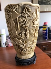 Vaso scolpito con soggetti