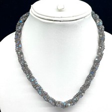 Collana di perle intrecciate