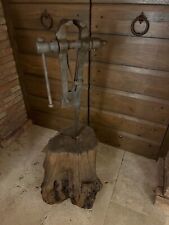 Antico utensile morsa banco rurale legno ceppo arredo cantina ristorante bistrot