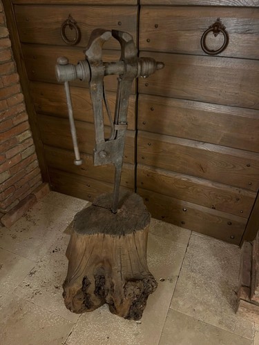 Antico utensile morsa banco
