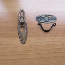 N° 2 VECCHIE PICCOLE MANIGLIE CON ANELLO IN OTTONE LAVORATO PER MOBILI -