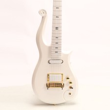 Chitarra elettrica classica corpo solido colore bianco stile principe hardware oro