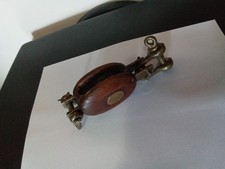 PICCOLO BOZZELLO IN LEGNO CON GANCI IN OTTONE.