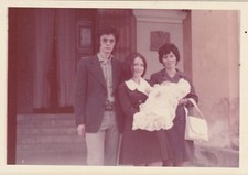 B5 -  Foto Photo Fotografia Anni 70 - Trio con Neonato dinanzi a Chiesa