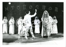 1984 TV RAI 2 "Il Trappolone" Mago SILVAN durante un gioco di prestigio FOTO (1)