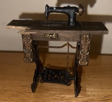 Macchina da cucire vintage casa delle bambole miniatura a pedale 3”x3”x1,75” metallo legno cantante