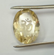 TOPAZIO giallo naturale sfaccettato con il simbolo "OM" inciso sulla tavola