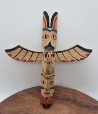 Totem in legno intagliato a