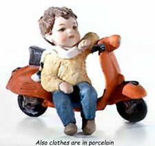 Statuina bambino su vespa in porcellana Capodimonte statuetta bimbo ragazzino